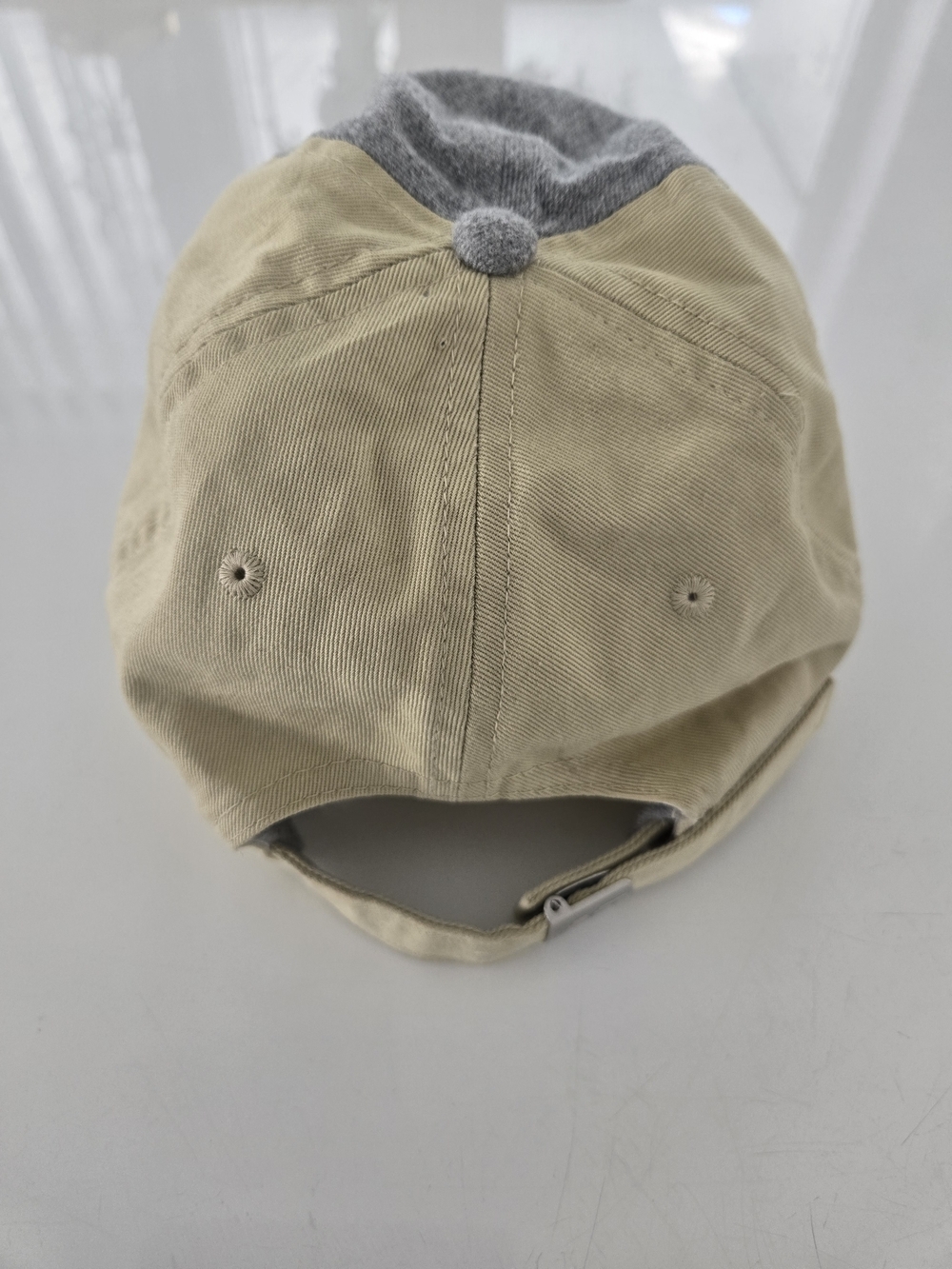 New Balance Unisex Two-Tone Gray & Cream Baseball Cap with Green 'N' Patch - Picture 4 of 10